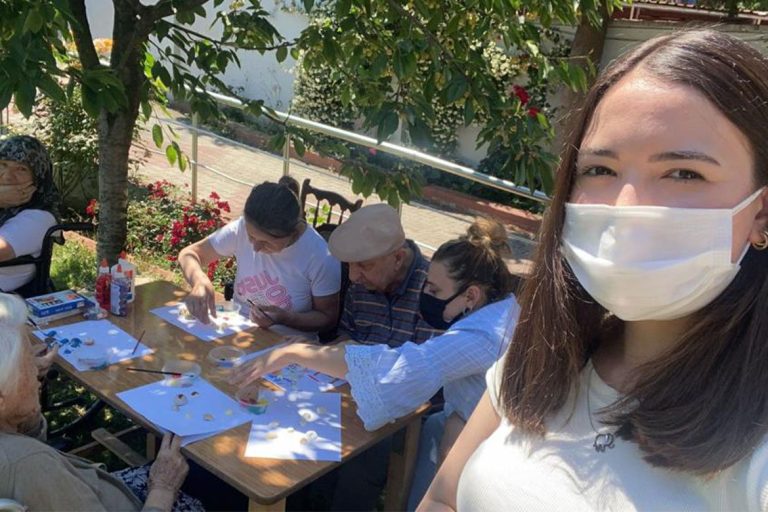 Huzurevinde Gönüllü Çalışmak